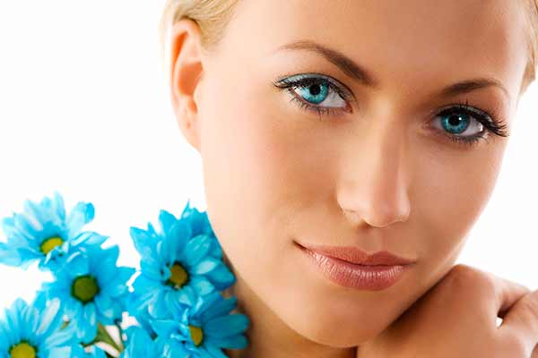 Blå-øjede mennesker har en højere risiko for hudkræft, men er bedre til at udholde smerter.