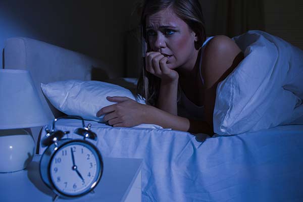 Varmen kan holde dig vågen hele natten, men du kan selv optimere dine chancer for at få noget søvn.